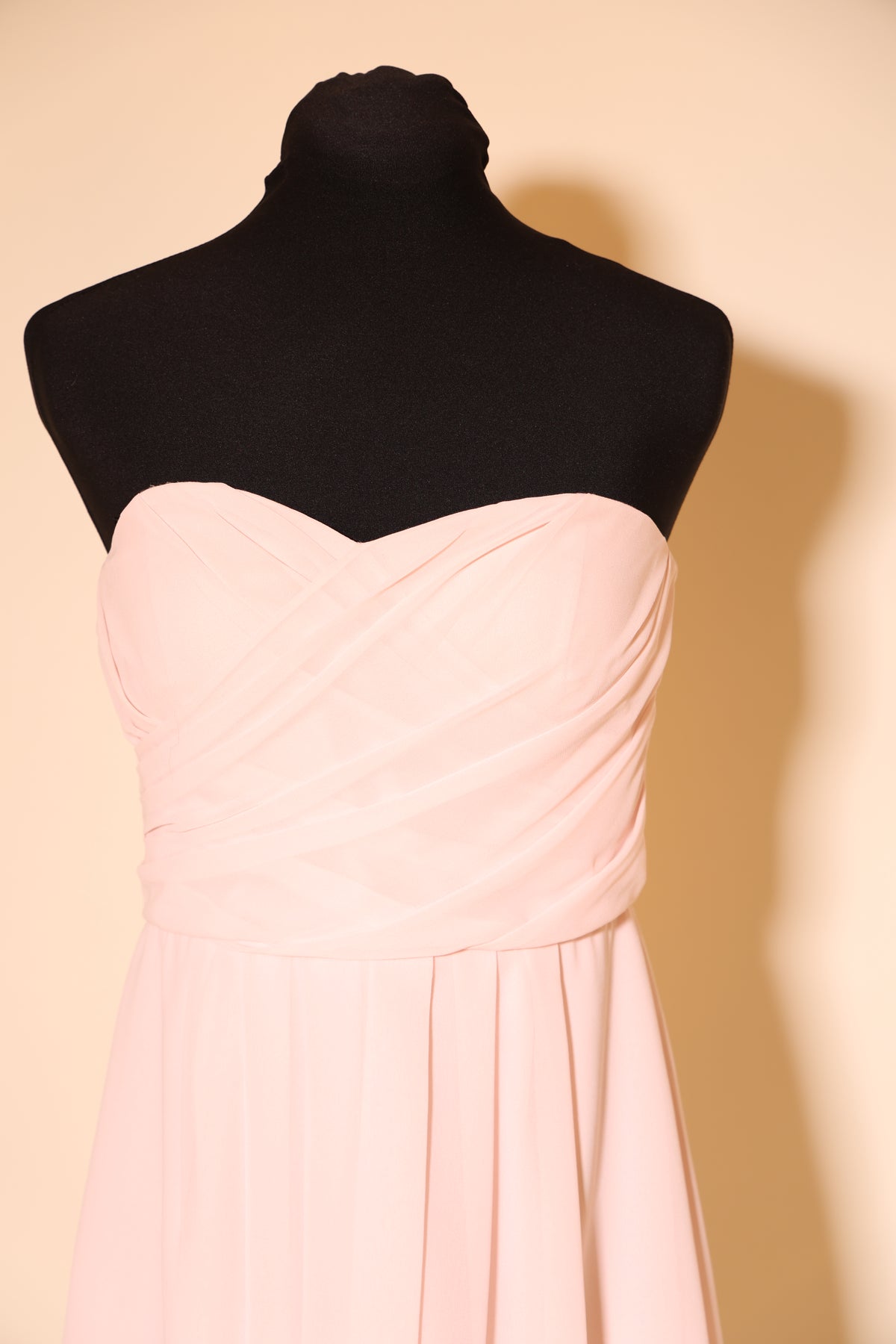 Second Hand kurzes trägerloses Chiffonkleid, rosa