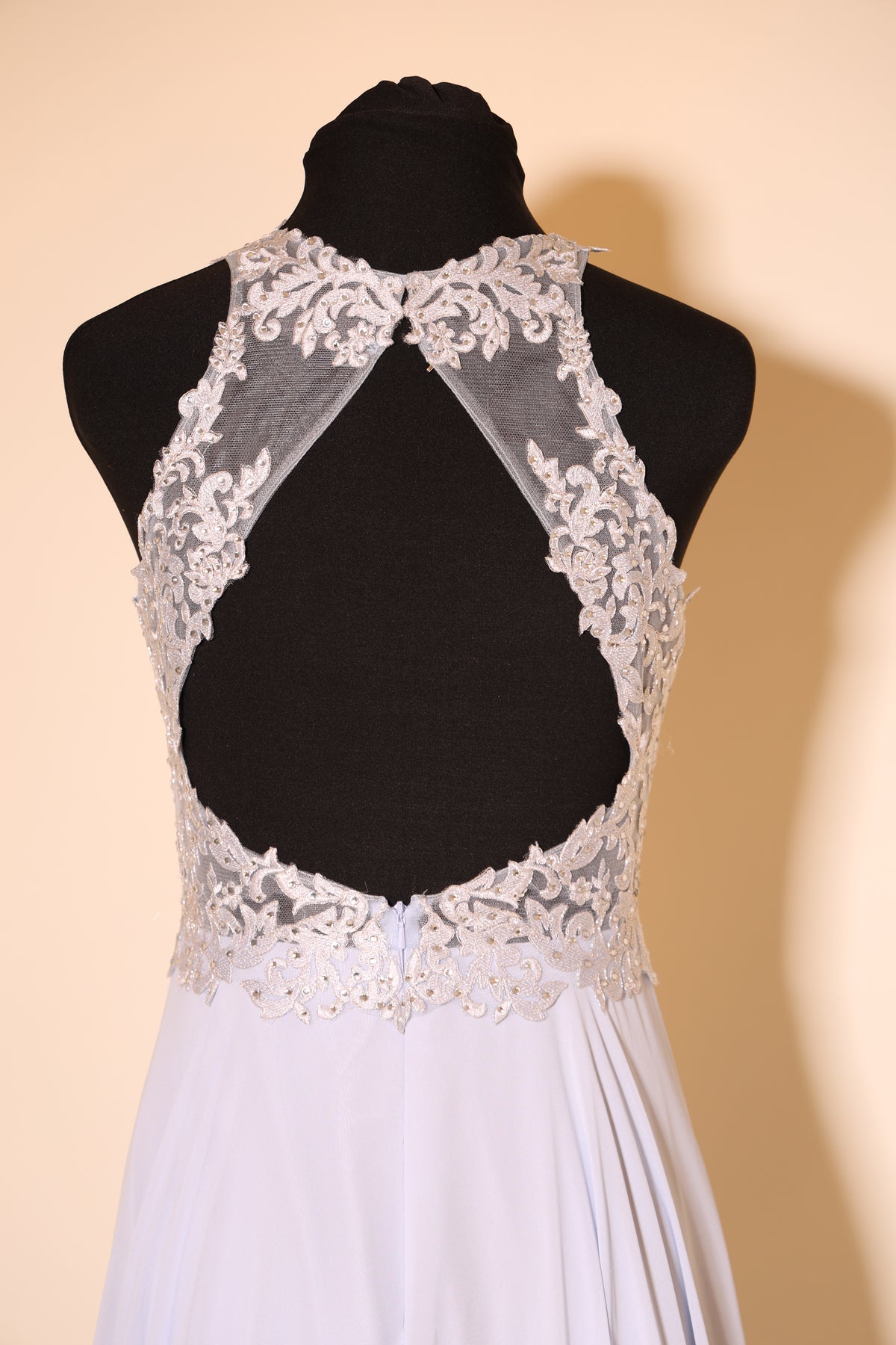 Second Hand hochgeschlossenes Chiffonkleid mit rundlichem Rückenausschnitt, hellblau