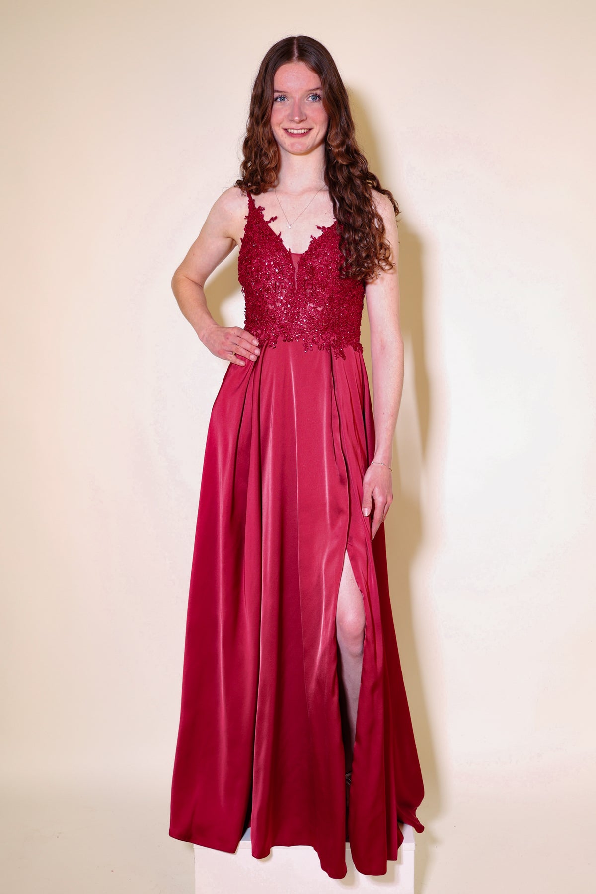 langes Abendkleid mit Spitze, Schnürung & Satinrock, kaminrot