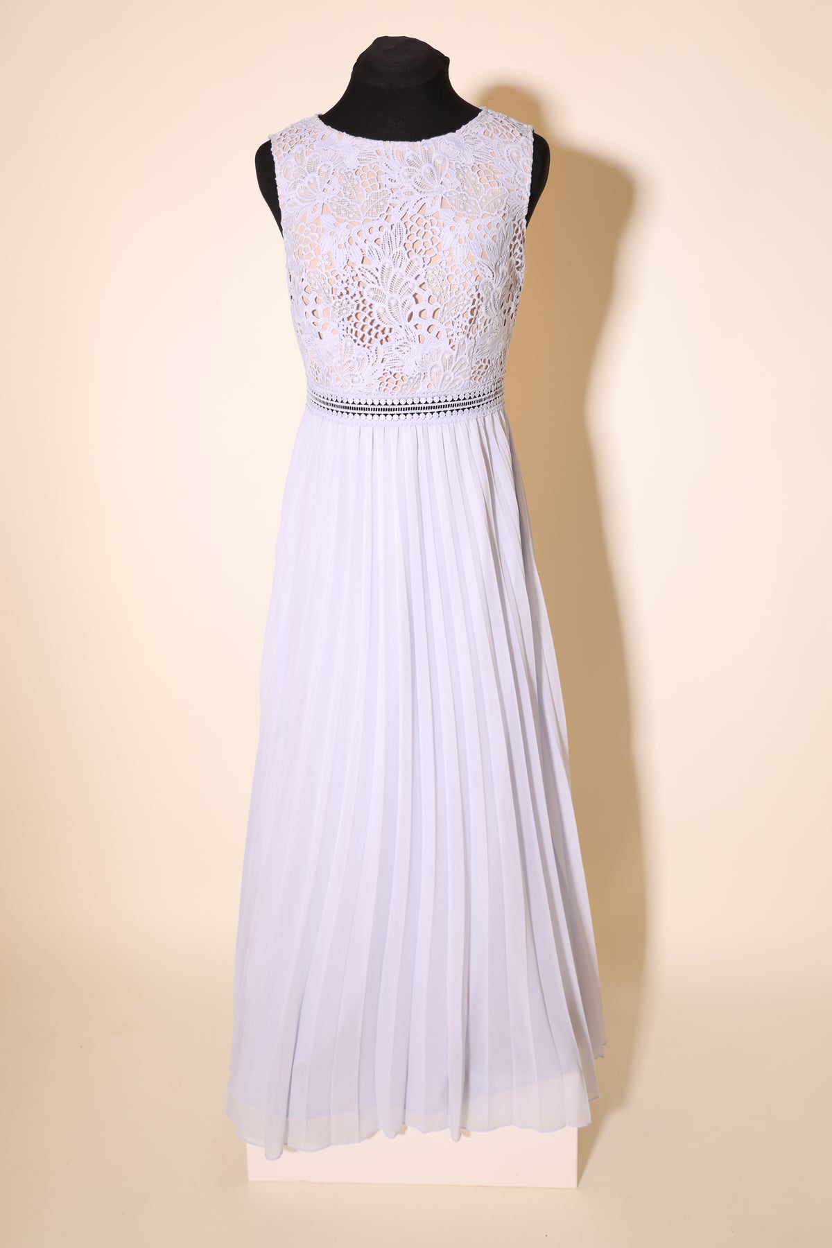 Second Hand Chiffonkleid mit Plisseefalten und Spitze, hellblau