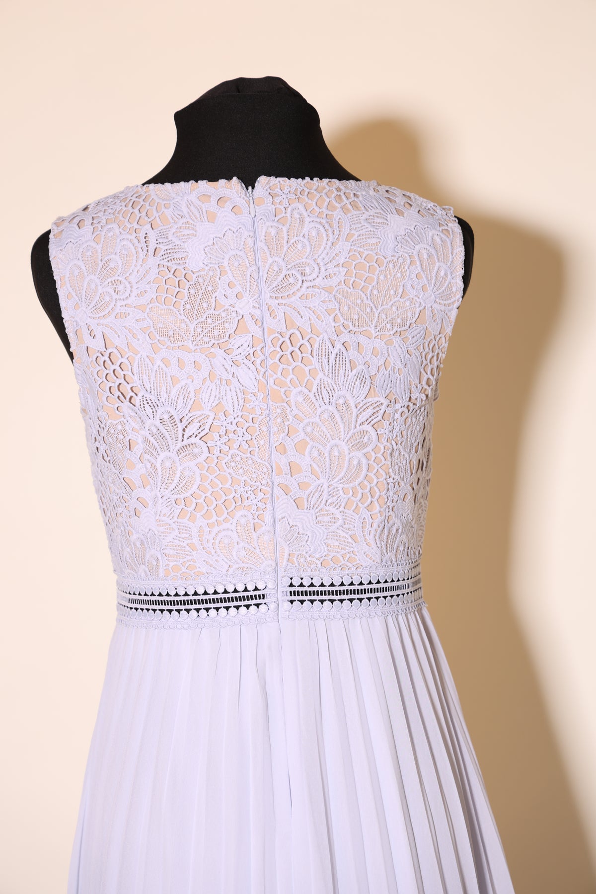Second Hand Chiffonkleid mit Plisseefalten und Spitze, hellblau