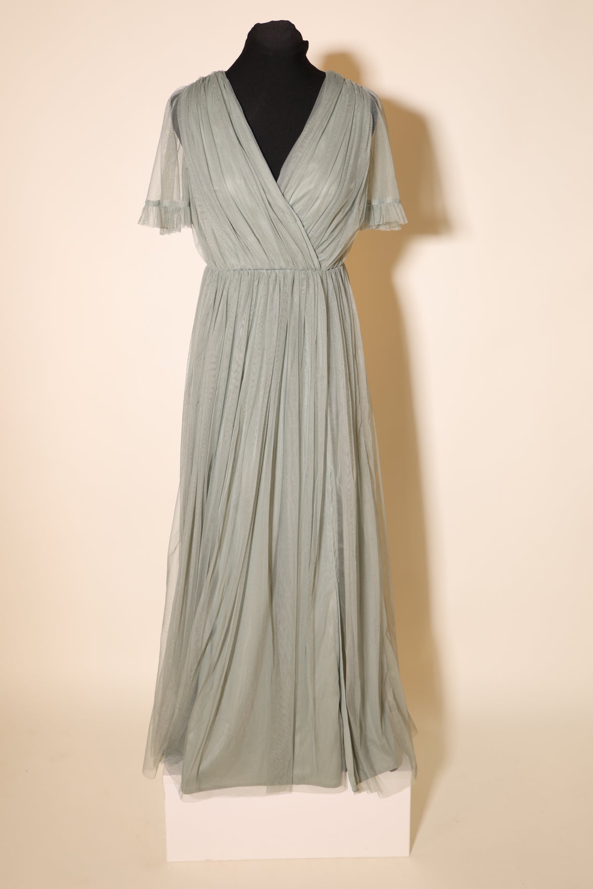 Second Hand schlichtes Abendkleid auf leicht fallendem Tüllstoff, khaki