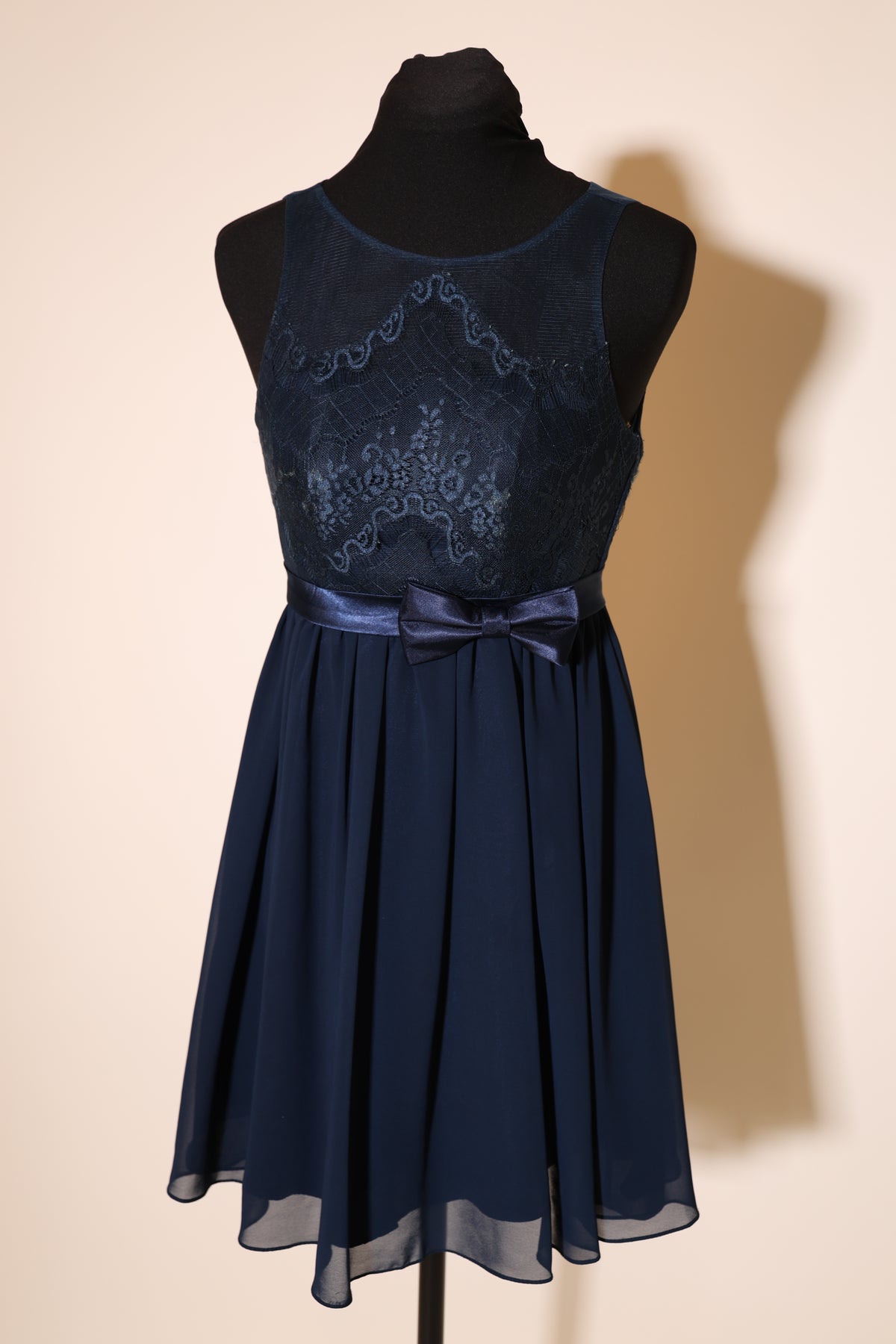 Second Hand kurzes Abendkleid mit feiner Bestickung und Schleife, dunkelblau