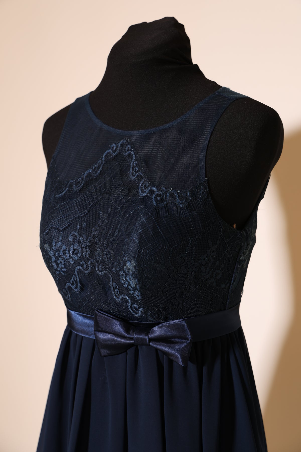 Second Hand kurzes Abendkleid mit feiner Bestickung und Schleife, dunkelblau