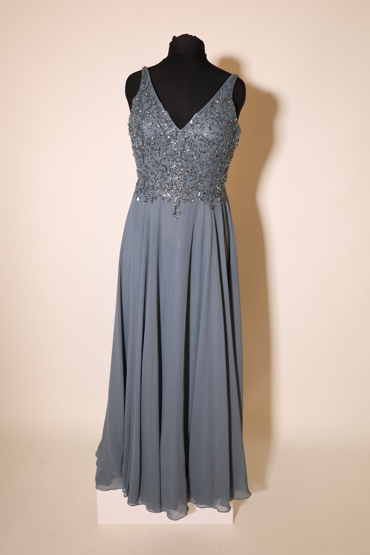 Second Hand Chiffonkleid mit dezenten Glitzersteinen, graublau
