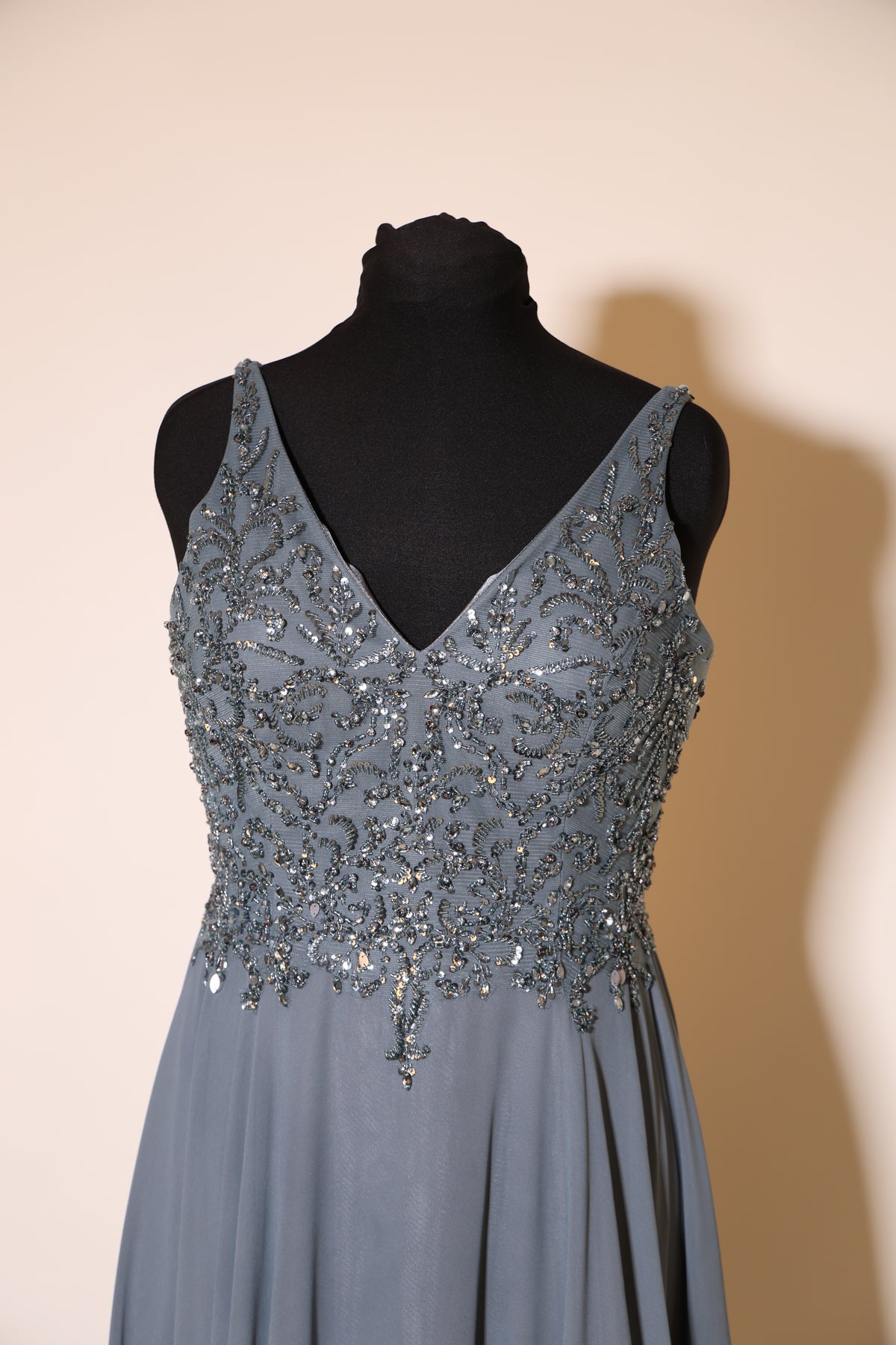 Second Hand Chiffonkleid mit dezenten Glitzersteinen, graublau