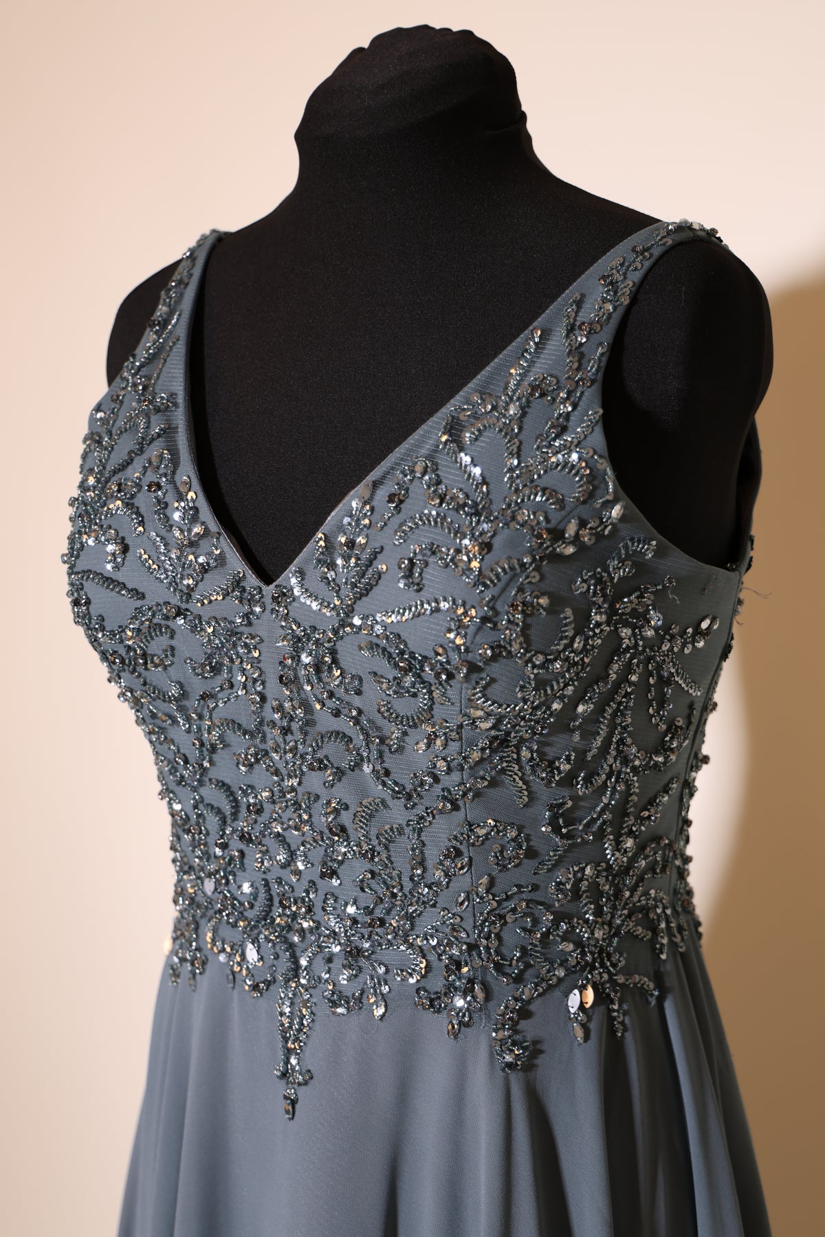 Second Hand Chiffonkleid mit dezenten Glitzersteinen, graublau