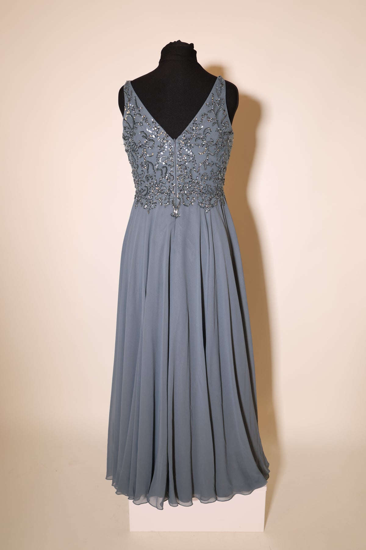 Second Hand Chiffonkleid mit dezenten Glitzersteinen, graublau