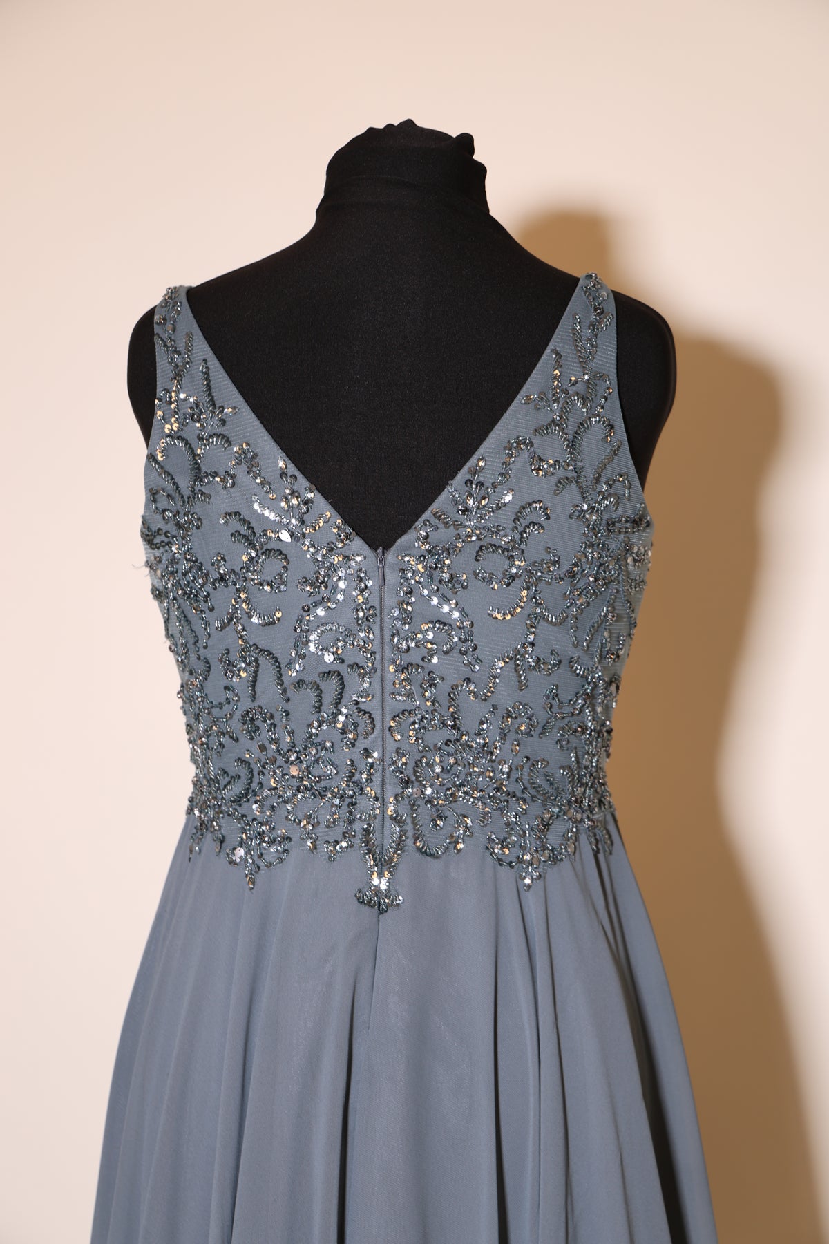 Second Hand Chiffonkleid mit dezenten Glitzersteinen, graublau