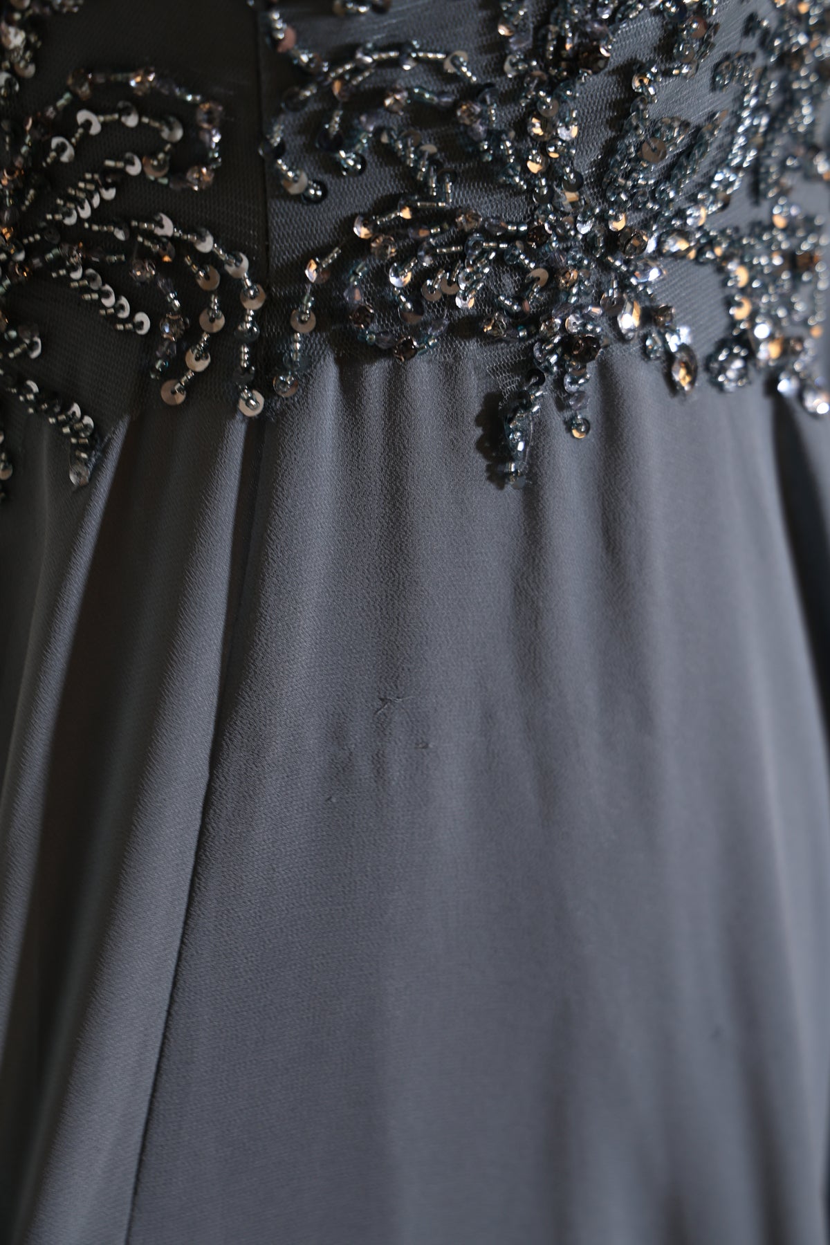 Second Hand Chiffonkleid mit dezenten Glitzersteinen, graublau
