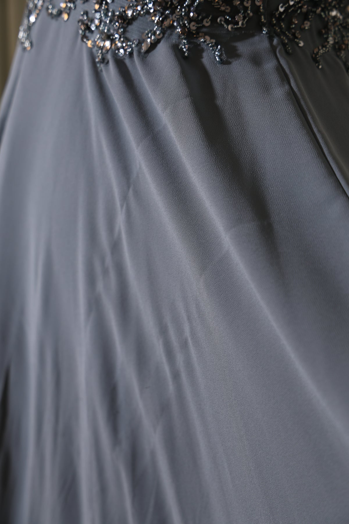 Second Hand Chiffonkleid mit dezenten Glitzersteinen, graublau