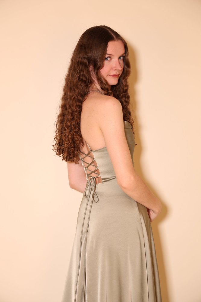 Langes Satin - Abendkleid mit Schlitz und Schnürung, salbei - Dein Kleiderladen