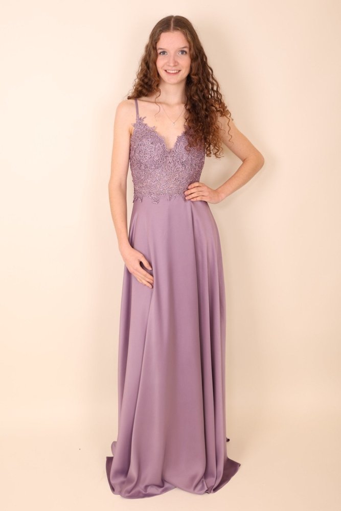 Langes Satinkleid mit Spitze und Schlitz, flieder - Dein Kleiderladen