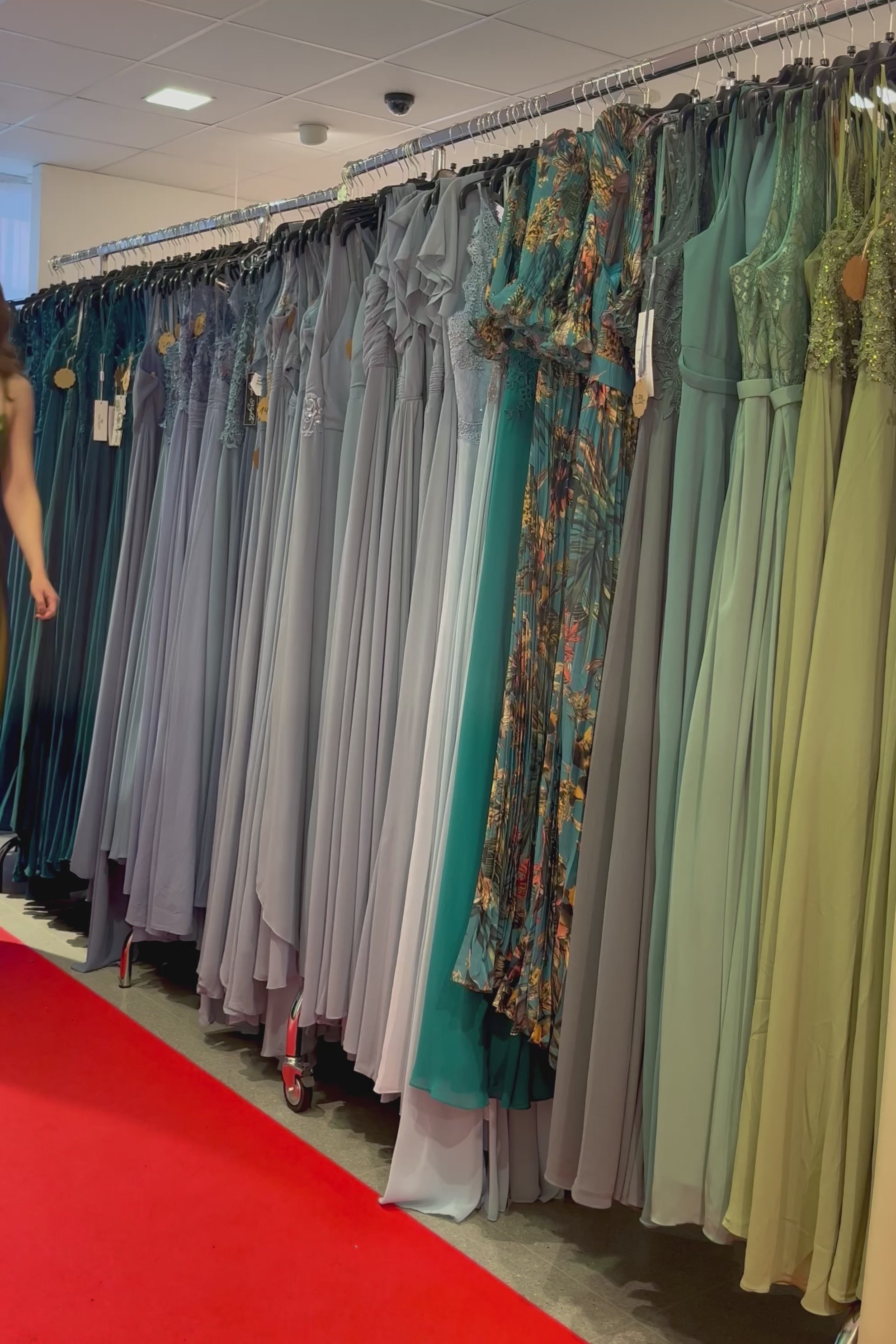Ballkleid - Satin mit Schnürung, Schlitz und Wasserfallausschnitt, kaki - Dein Kleiderladen