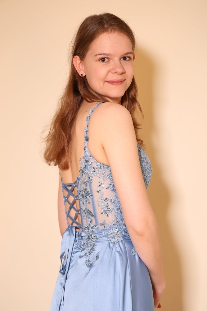 Satin - Ballkleid mit floraler Spitzencorsage, Beinschlitz und Rückenschnürung, hellblau - Dein Kleiderladen