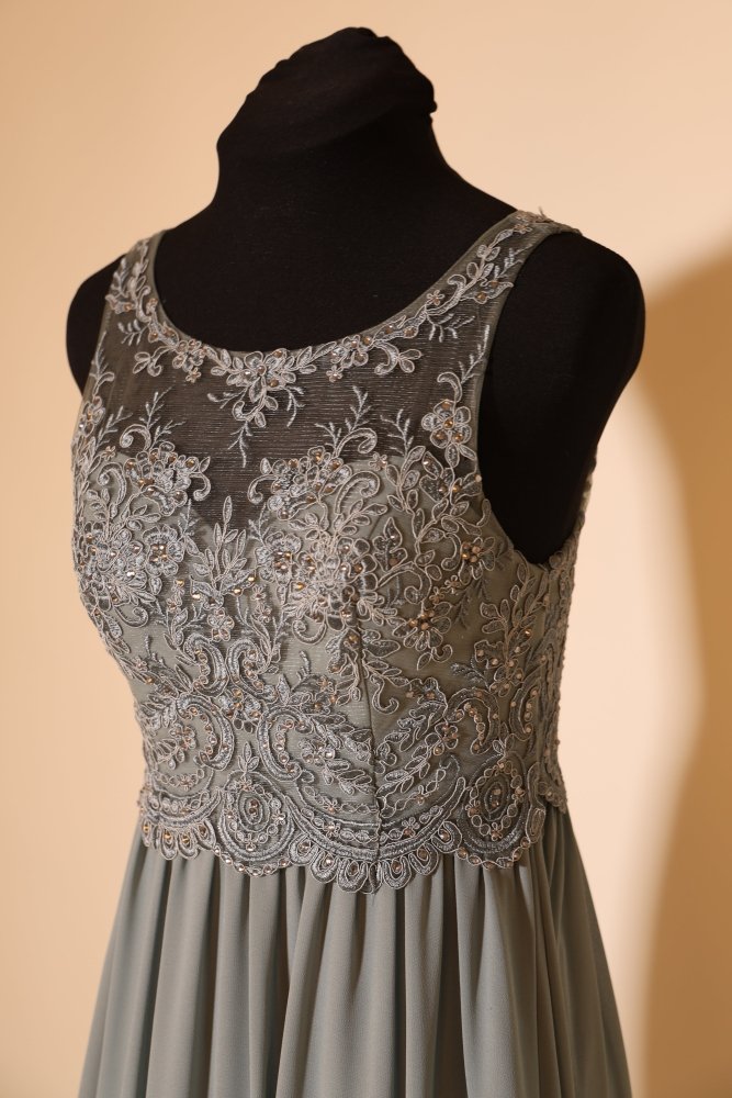 Second Hand Abendkleid mit Blumenspitze, grüngrau - Dein Kleiderladen