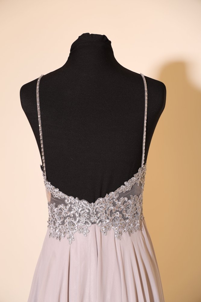 Second Hand Abendkleid mit tiefem Rückenausschnitt und verschnörkelter Spitze, hellgrau - Dein Kleiderladen