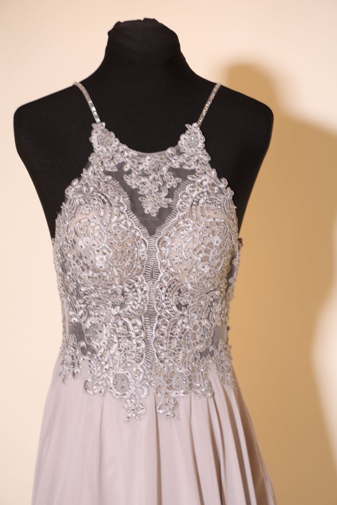 Second Hand Abendkleid mit tiefem Rückenausschnitt und verschnörkelter Spitze, hellgrau - Dein Kleiderladen