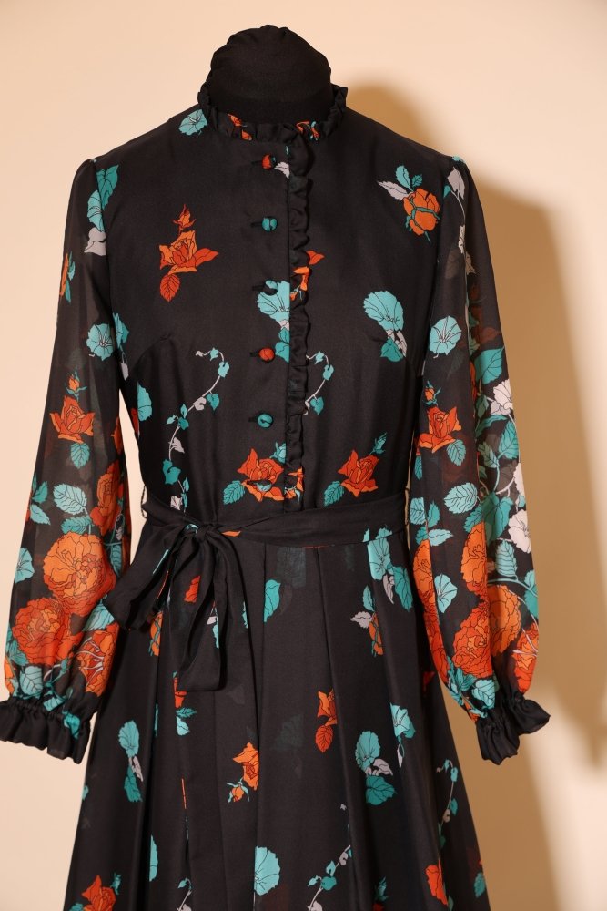 Second Hand Blumenkleid mit langen Ärmeln, schwarz - Dein Kleiderladen