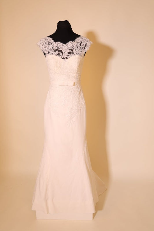Second Hand figurbetontes Brautkleid mit eleganter Knopfleiste und Schleppe, ivory - Dein Kleiderladen
