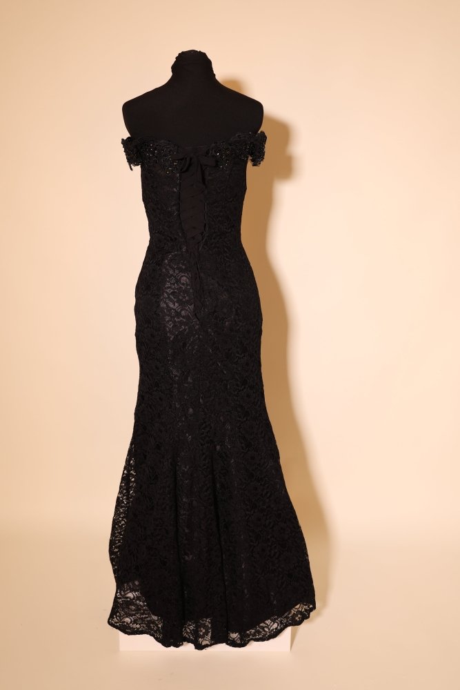 Second Hand figurbetontes Off - Shoulderkleid mit Schnürung und Spitze, schwarz - Dein Kleiderladen