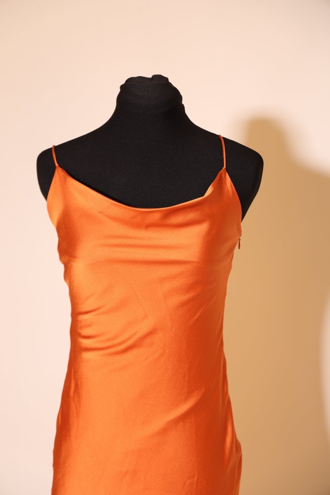 Second Hand figurbetontes, schlichtes Satinkleid mit Wasserfallausschnitt, orange - Dein Kleiderladen