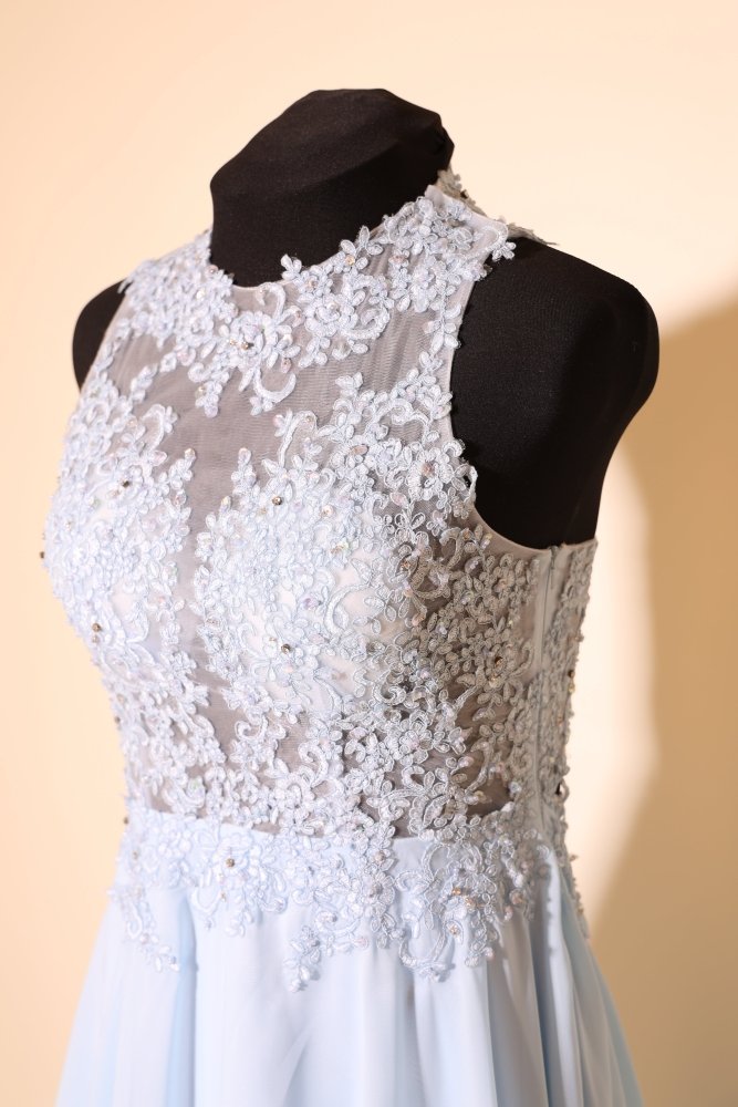 Second Hand hochgeschlossenes Chiffonkleid mit besonderem Rückenausschnitt, hellblau - Dein Kleiderladen
