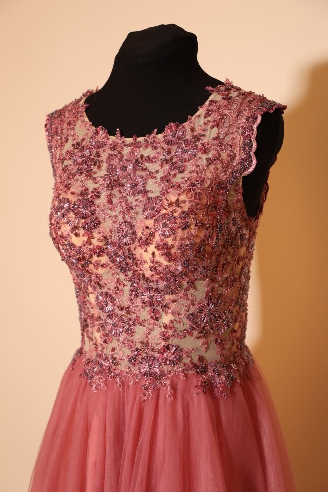 Second Hand Tüllkleid mit besonderen Blumenstickereien, rosa - Dein Kleiderladen
